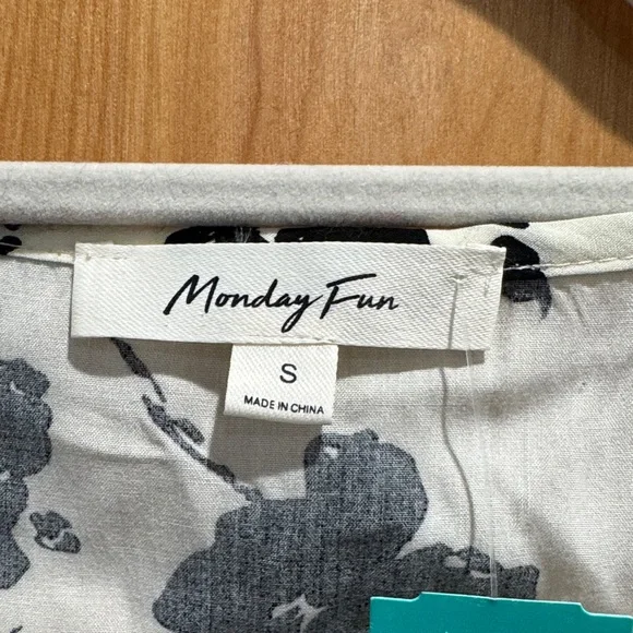 Elegant Black Floral Women's Blouse - Picture 3 of 5